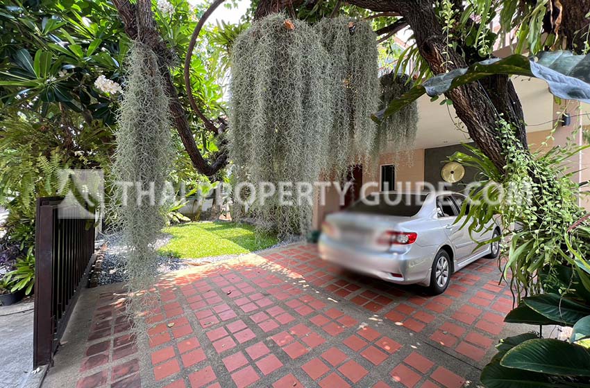 House with Shared Pool in Srinakarin 